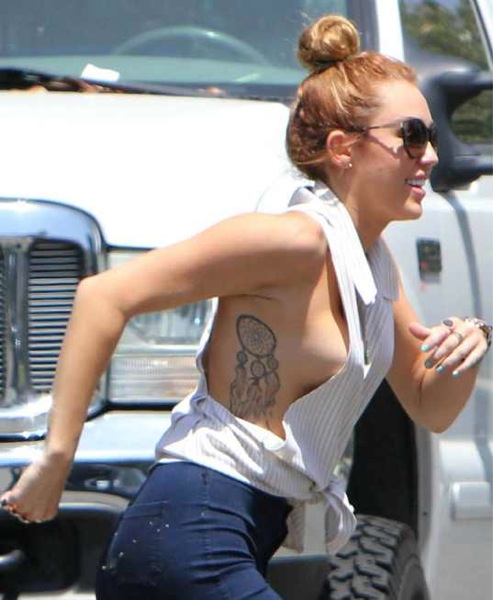 no bra boob No bra boob