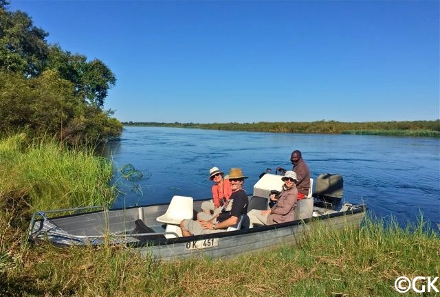 Bootsfahrt auf dem Okavango am frühen Vormittag.