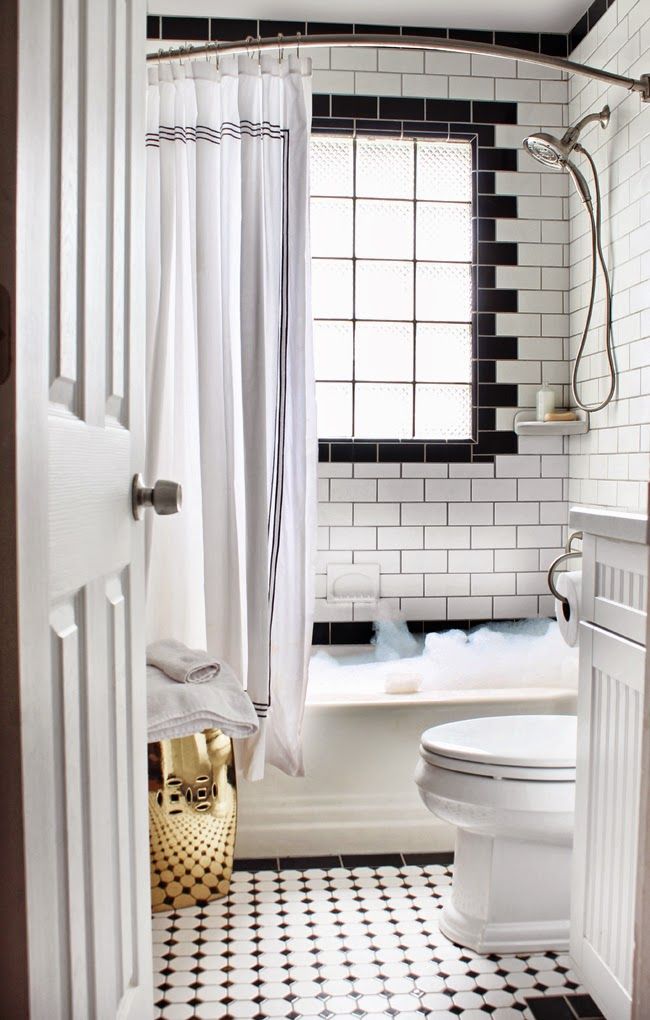 Baños en Black & White, con un toque dorado | Etxekodeco