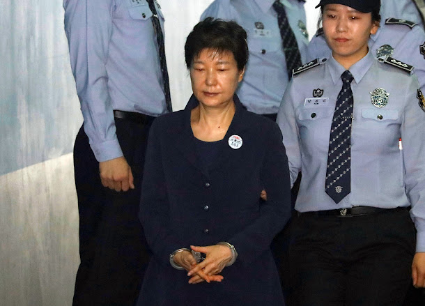 韓國前總統朴槿惠(前)5月23日現身首爾中央地方法院,為親信干政案出庭,面容相當憔悴。 韓國前總統朴槿惠(前)5月23日現身首爾中央地方法院,為親信干政案出庭,面容相當憔悴。