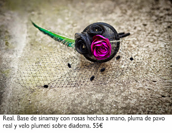 Tocado con base de sinamay con rosas hechas a mano, pluma de pavo real y velo plumeti sobre diadema