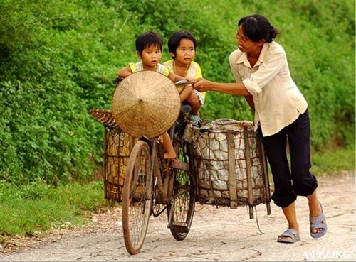 Hình ảnh cảm động Mẹ đưa con đi chơi Hình ảnh cảm động Mẹ đưa con đi chơi