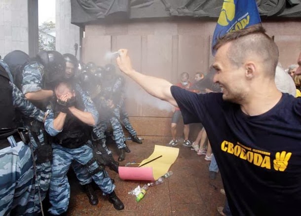 armados-protestas-obama-EEUU-Svoboda-nazis-IIGuerramundial-ucrania-banderafalsa-NWO-obama-asesino-golpista13+-+copia.jpg