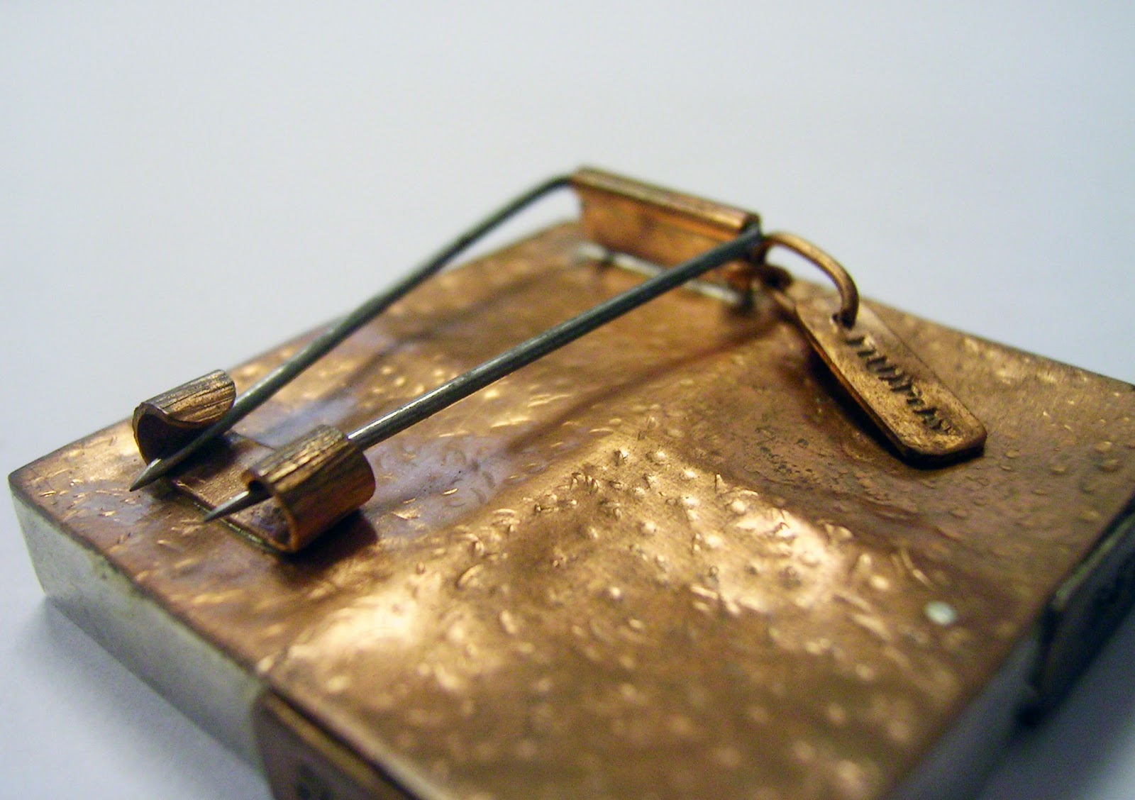 FluxPlay. Simple Brooch Pin backs.