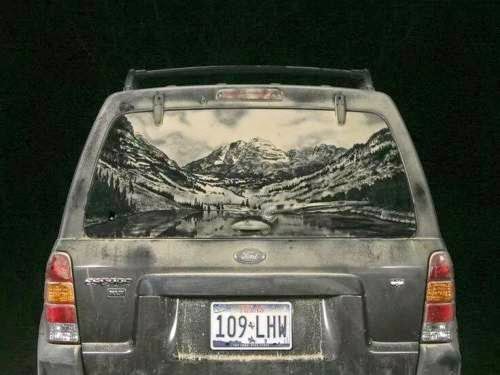 Peisaj montan desenat pe luneta unei masini