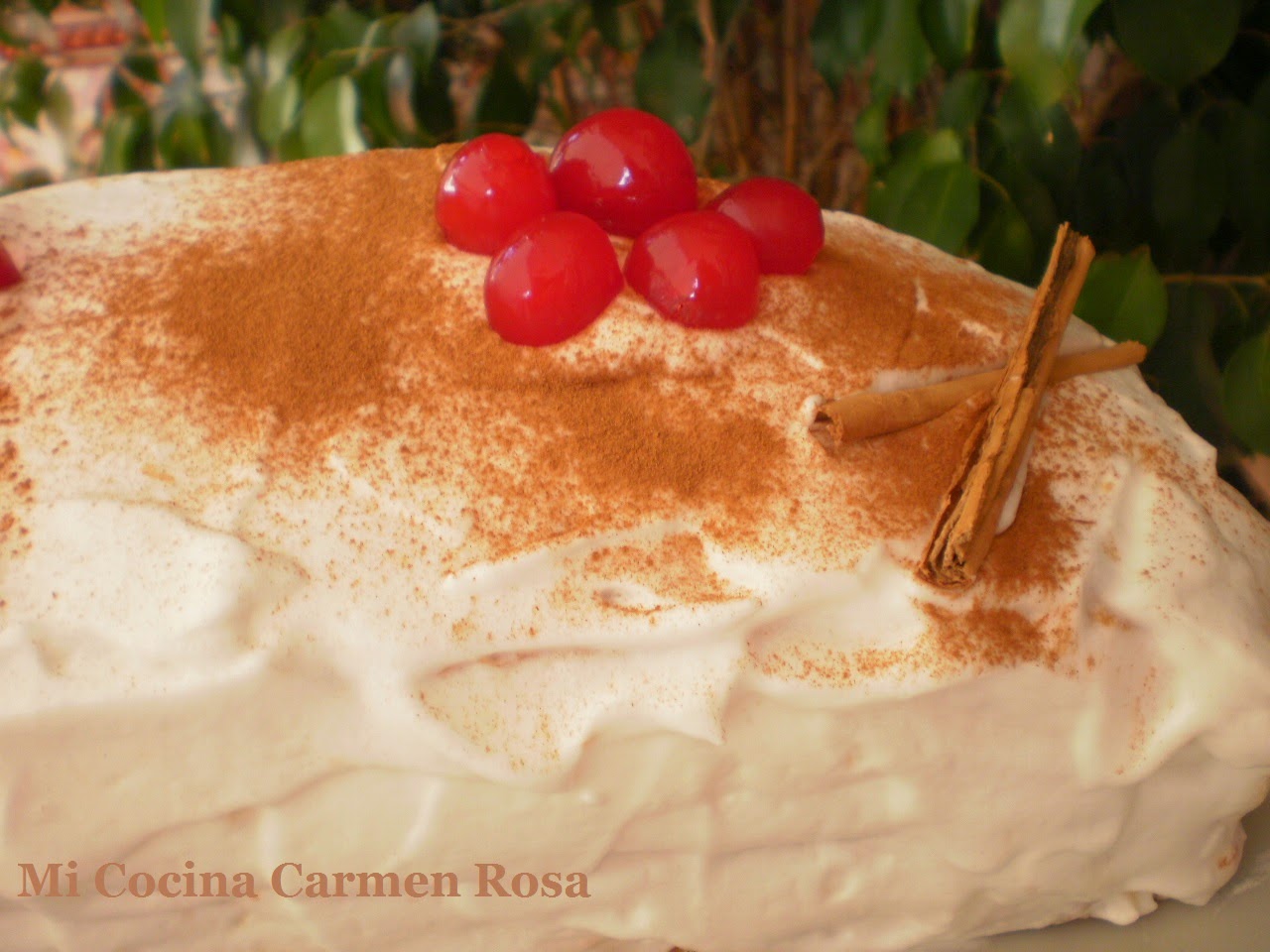 Hojaldre Relleno Y Cubierto De Merengue Con Un Toque De Canela
