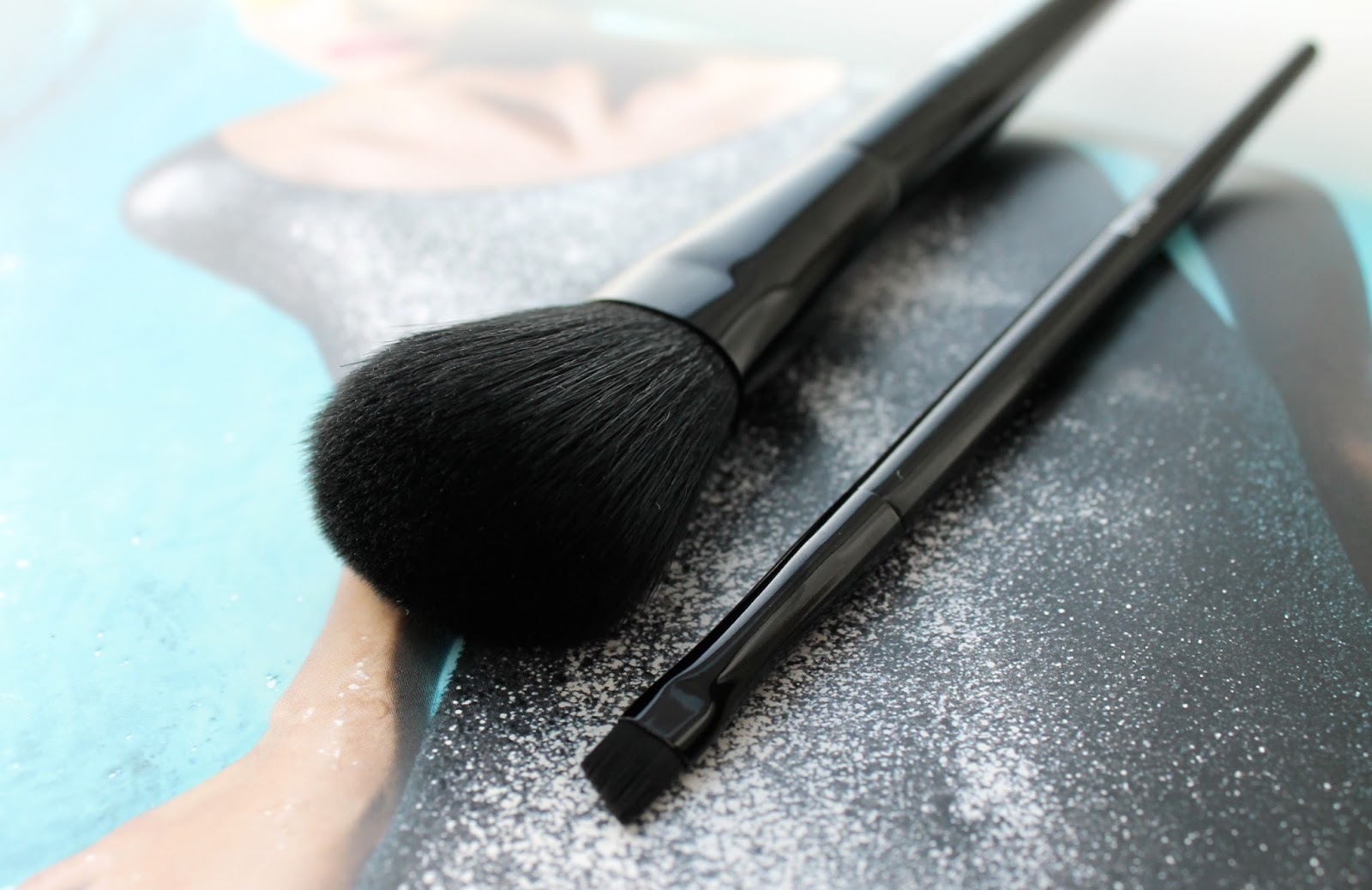 Blend N Smack Tweezerman Brush iQ Review