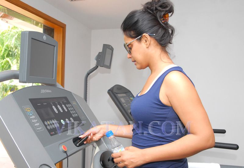 Neetu Chandra Gym Workout - Bollywood Actress Neetu Chandra Gym Workout Pictures