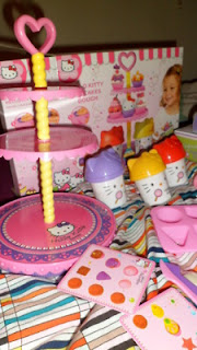 Hello Kitty toy play-doh cupcake toy set