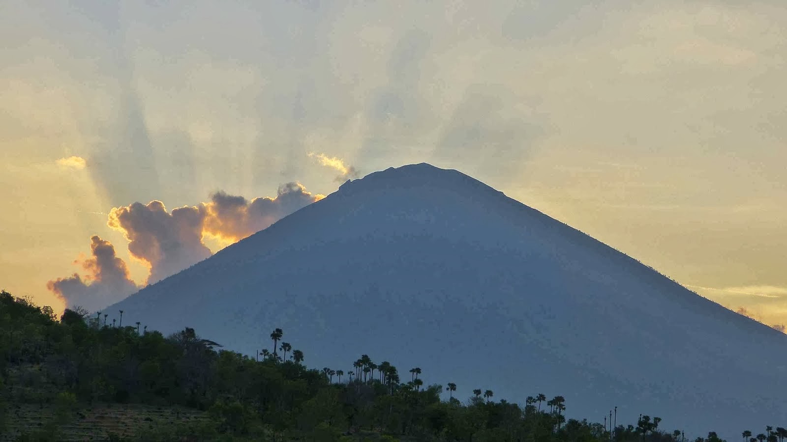 Gunung Agung au coucher de soleil