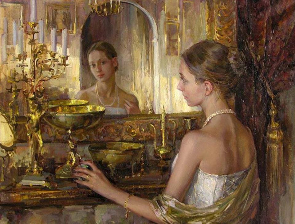 Светловолосая дама любуется собой в зеркале