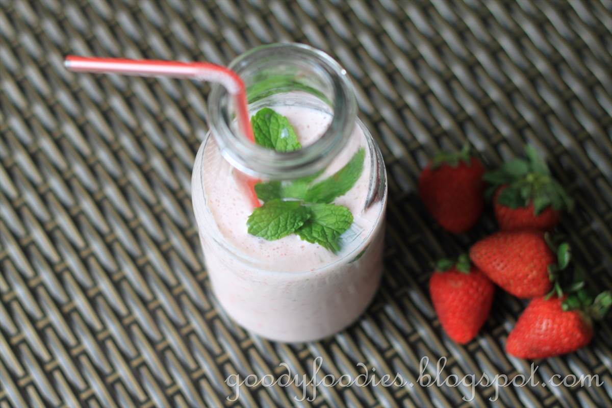 GoodyFoodies Recipe Strawberry yogurt smoothie