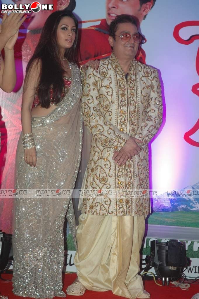Fashion Show Pics: Riya Sen In Orange Saree - Hot Pics - FamousCelebrityPicture.com - Famous Celebrity Picture 