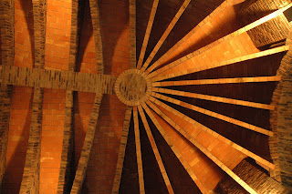 le nervature della volta centrale, colonia güell, barcelona he ribs of the central vault, colony güell, barcelona