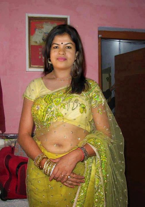 Cute Girls and Aunties: Sexy Indian house Wifes - guess who is best? 