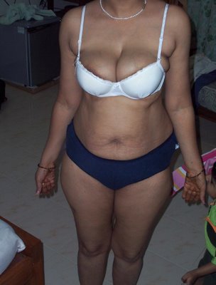 Here are some hot pics of desi aunties. Wanna share with friends.