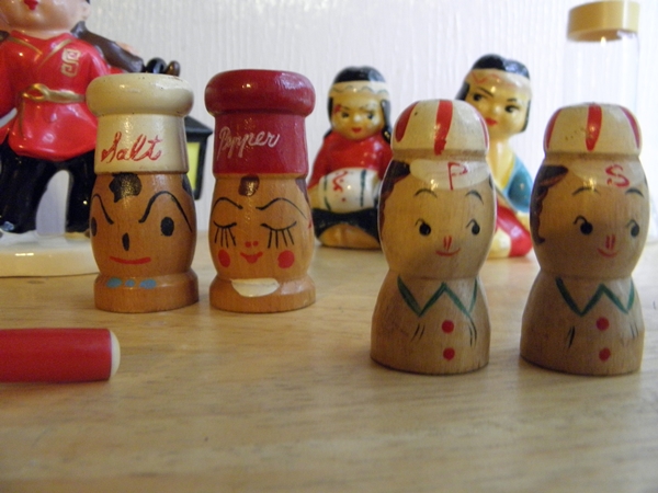 http://3.bp.blogspot.com/-AezfGWH06fg/UH7bw_jitHI/AAAAAAAAHpA/Zw9LyKnA1ow/s1600/retro+wooden+salt+and+pepper+shaker+va+voom+vintage.JPG