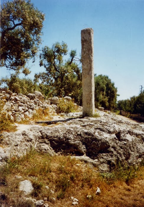 uno dei tanti menhir in Giurdignano(Lecce)