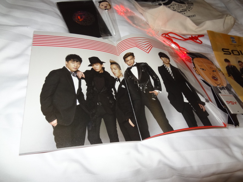 [Pics] YG Family Concert 2011 Libro de fotos+ Posters  YG+FAM+PHOTOBOOK+2