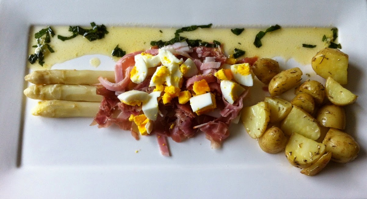Receptenblog Asperges met ham, ei en basilicumboter