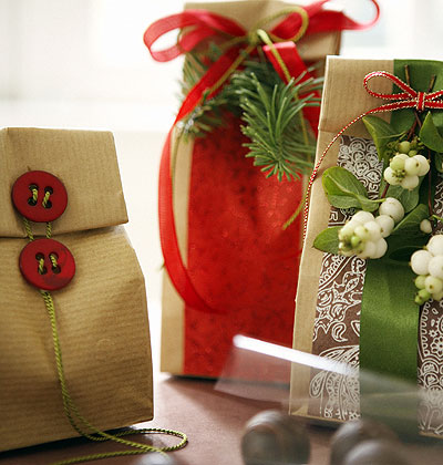 What a great way to decorate humble brown bags as fantastic gift bags