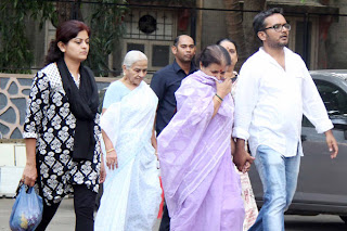 SRK at the prayer meeting of Ravindra Indulkar