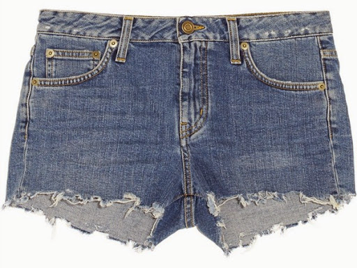 Model celana pendek denim dari Saint Laurent ($470) Model celana pendek denim dari Saint Laurent ($470)