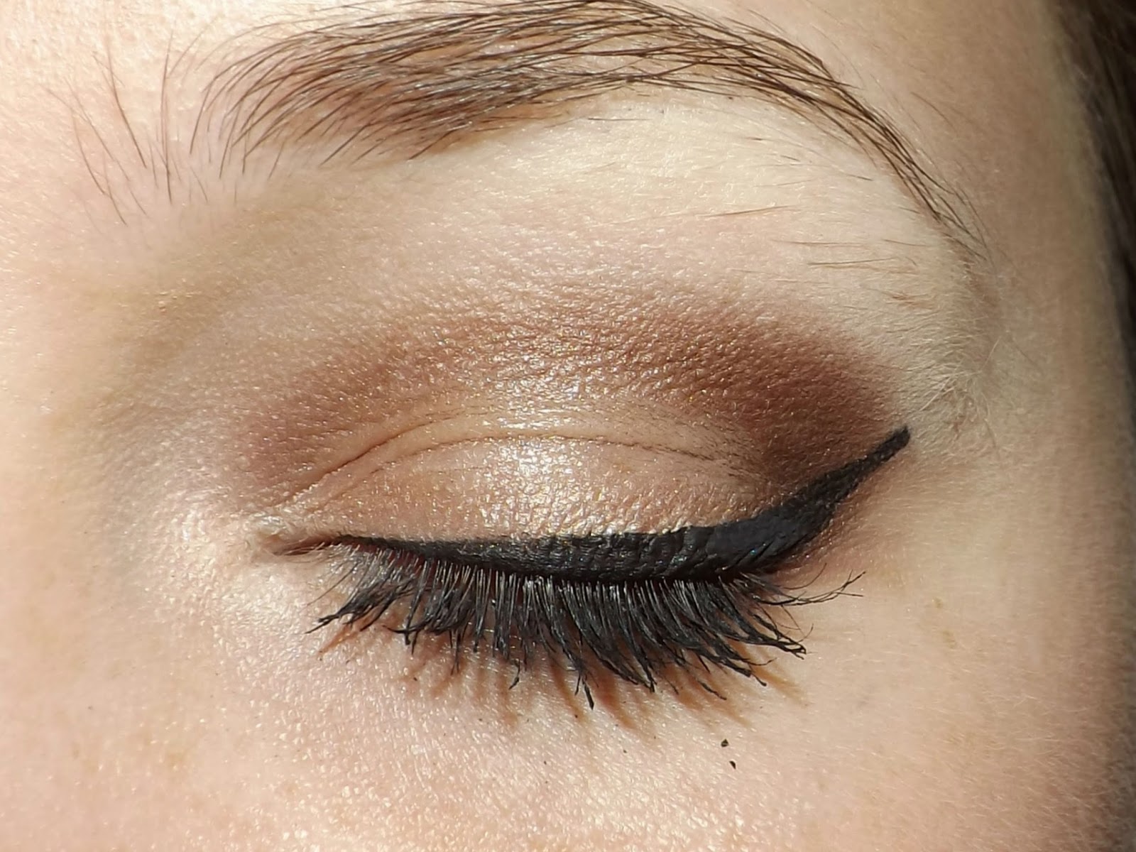 Meghan Trainor Makeup: Black Eyeshadow, Bronze Eyeshadow & Red