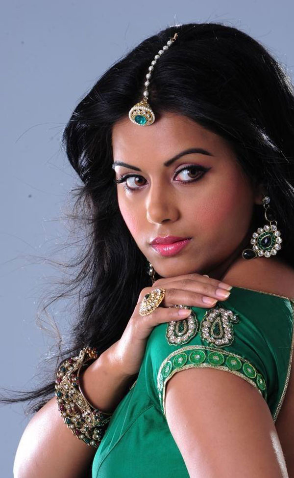 kannada heroine rachana photos rachana mourya dazzling pics in designer saree kannada heroine rachana photos rachana mourya dazzling pics in designer saree