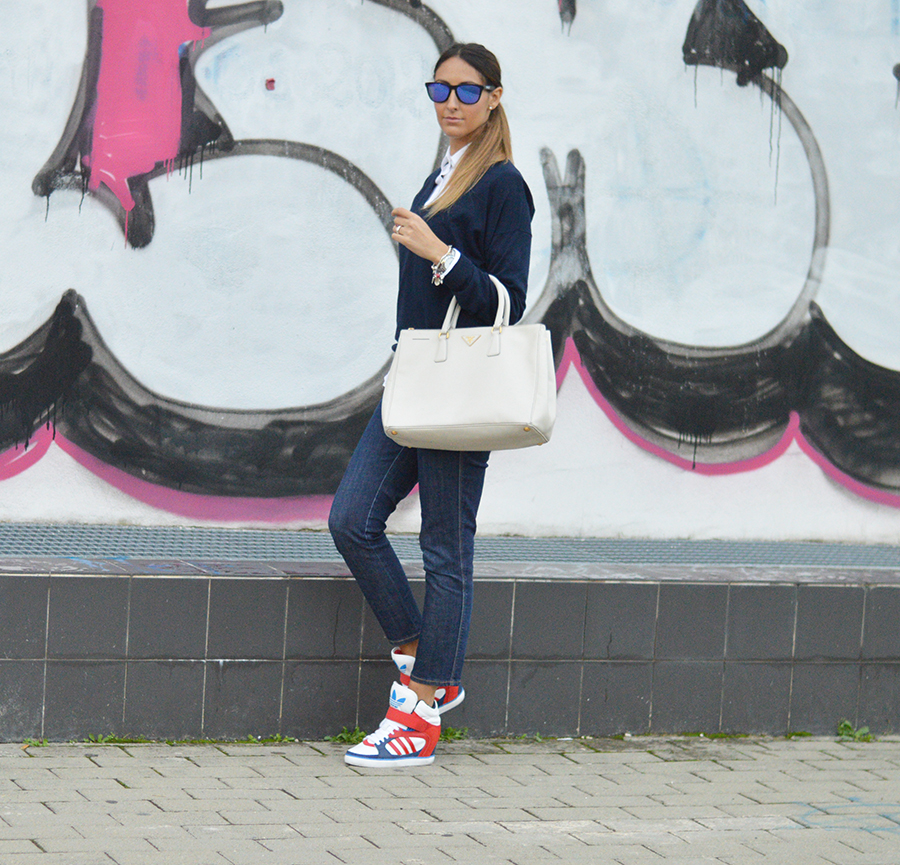 Dsquared2 jeans, adidas sneakers, abbinare le sneakers, sneakers con la zeppa, sneakers con la zeppa adidas, frogskins sunglasses, frogskins mirrored sunglasses, white shirt, camicia bianca outfit, camicia bianca look, sneakers con la zeppa outfit, sneakers con la zeppa look, look of the day, outfit sportivi, sporty look, sporty outfit, fashion blogger, top fashion blogger, top fashion blogger italiane