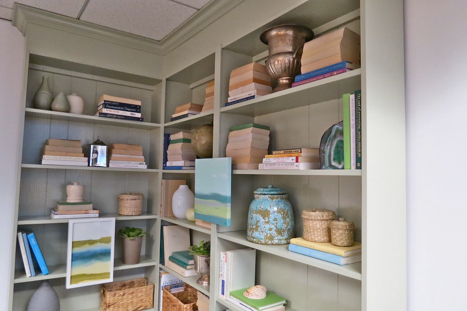 Rosa Beltran Design UPGRADING AN UGLY BOOKSHELF