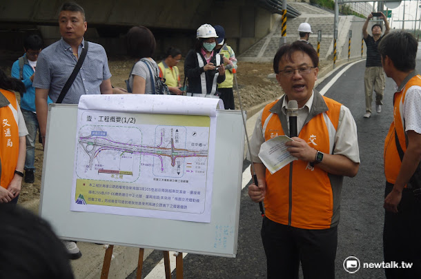 桃園市長鄭文燦與當地議員、里長社區居民一同啟用涵洞拓寬道路。 桃園市長鄭文燦與當地議員、里長社區居民一同啟用涵洞拓寬道路。
