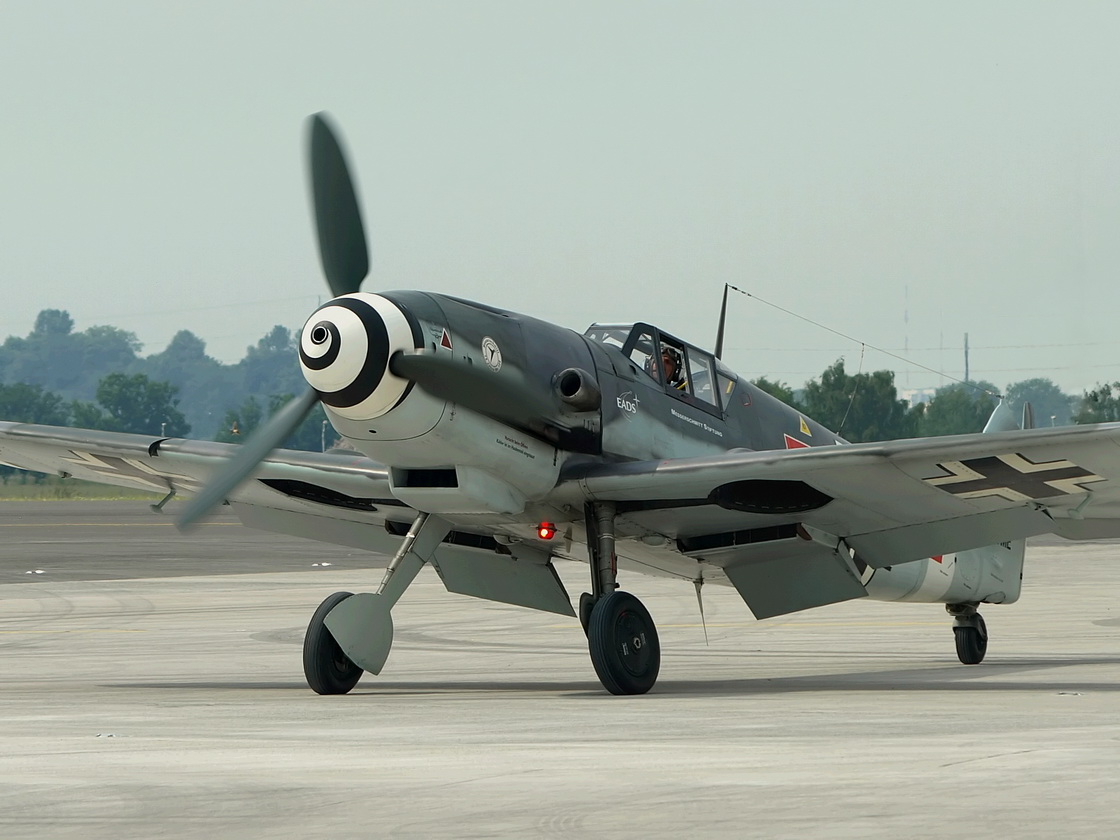 http://3.bp.blogspot.com/-ApCo_jQn-5c/T-UUAgQZB1I/AAAAAAAAEYw/ws-idr_IYUw/s1600/messerschmitt_bf_109_by_taliesin_neonblack-d2zponx.jpeg