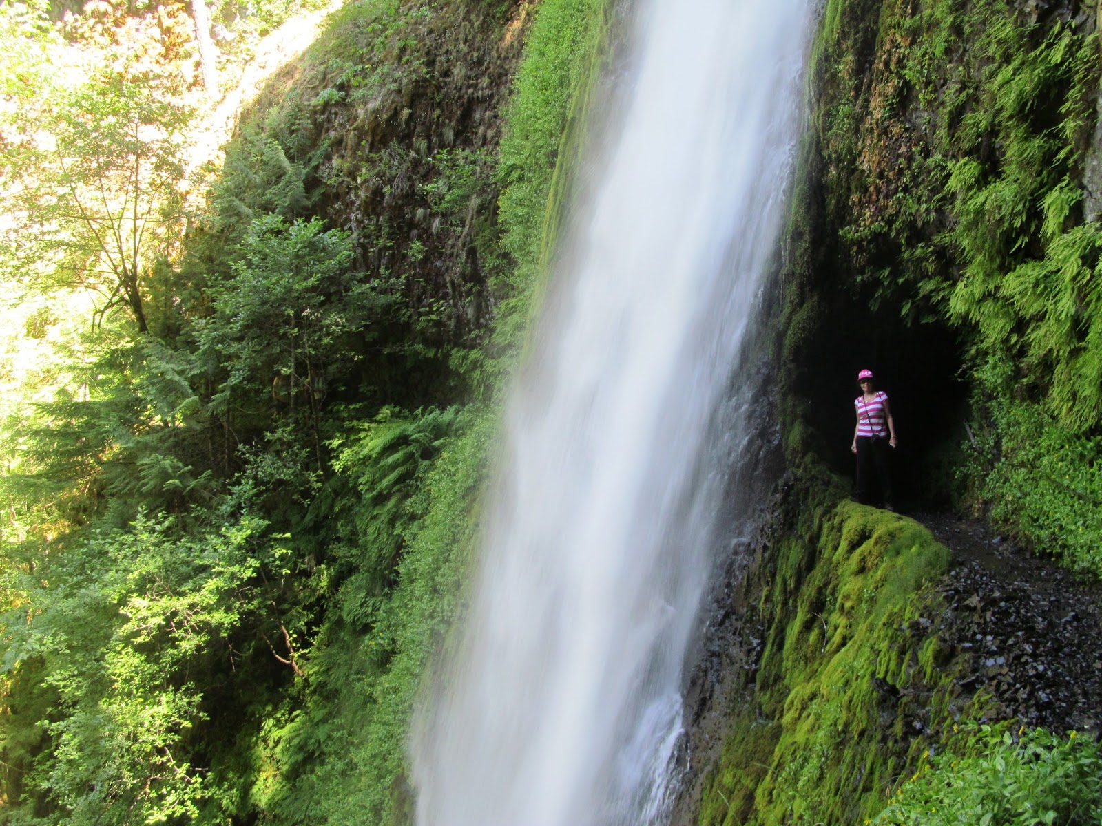 Lazarow WorldHikeAbout 14.11 Oregon Tunnel Falls near Hood River