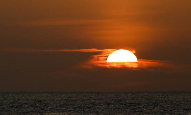 觀夕平台、漁光島的沙灘,是欣賞南台灣最美日落景緻的好去處。 觀夕平台、漁光島的沙灘,是欣賞南台灣最美日落景緻的好去處。