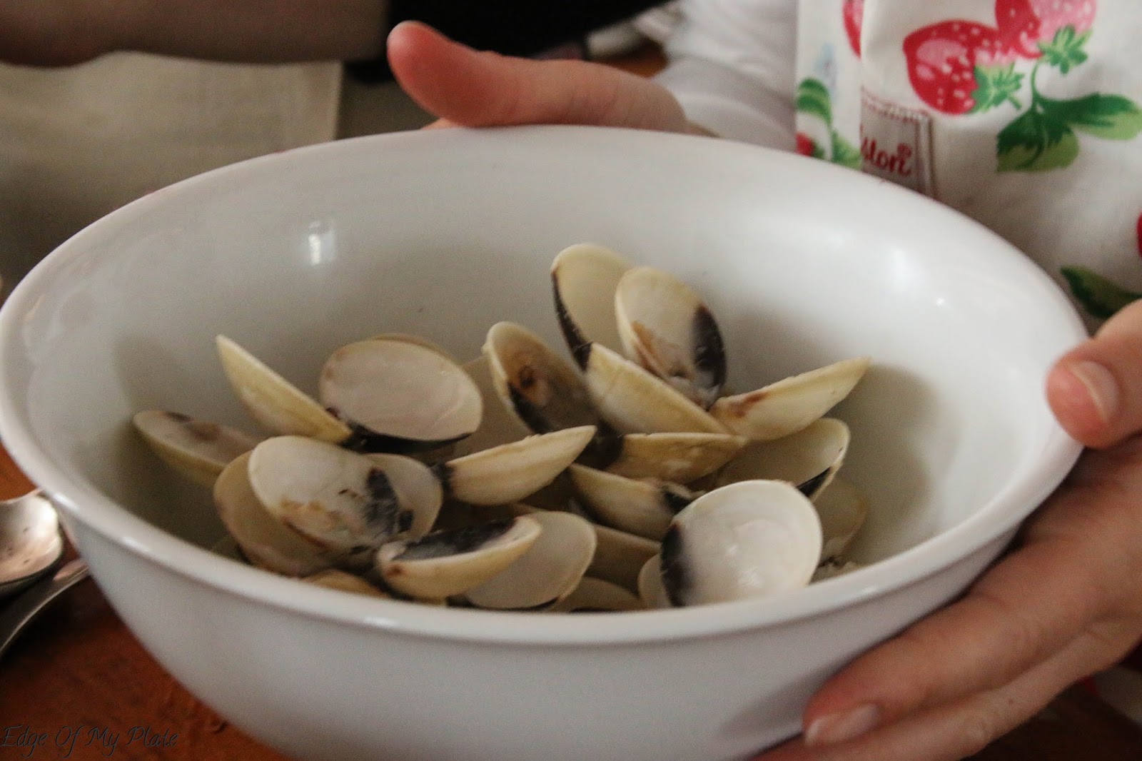 Chop the dill and the chervil. Dice the zucchini, onion and peeled potatoes.