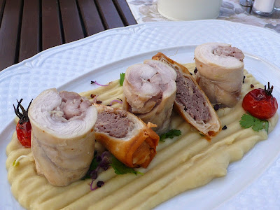 Göngyölt nyúlcomb tésztába töltött "kolbásszal" és karalábéval (Budai Gesztenyés, Budakeszi)