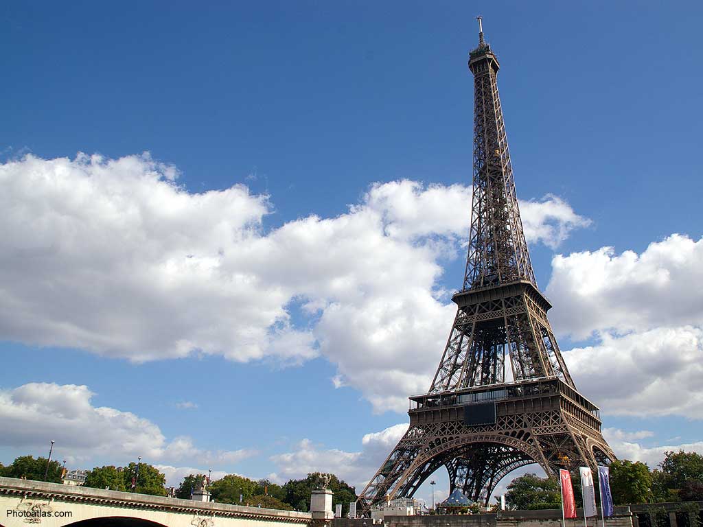 menara Eiffel di Prancis