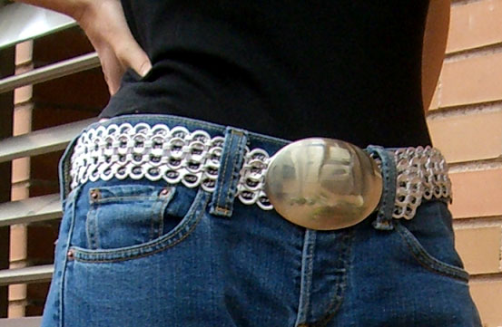 cinturón reciclado hecho con anillas o aros para abrir latas de alumnio