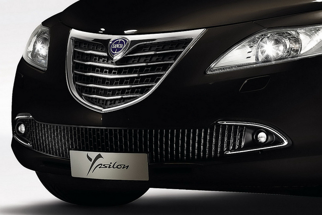  nuova Lancia Ypsilon si caratterizza anche per il restyling del logo Y 
