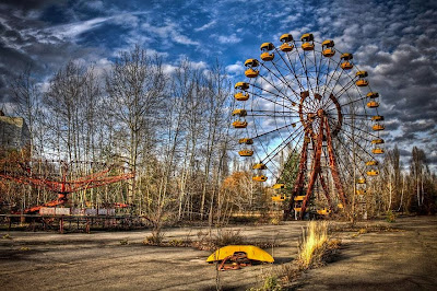 1. Pripyat, Ukraine Pripyat, μια πόλη περίπου 50.000 κατοίκων, παντελώς εγκαταλειμμένη μετά από τη κοντινή πυρηνική καταστροφή του Τσερνομπίλ το 1986. Λόγω της ακτινοβολίας, έχει μείνει ανέγγιχτη από τότε, και θα είναι για πολλές χιλιάδες χρόνια στο μέλλον. Η φύση κυβερνά τώρα την πόλη, σε αυτό που μοιάζει με μια ταινία αποκάλυψης_