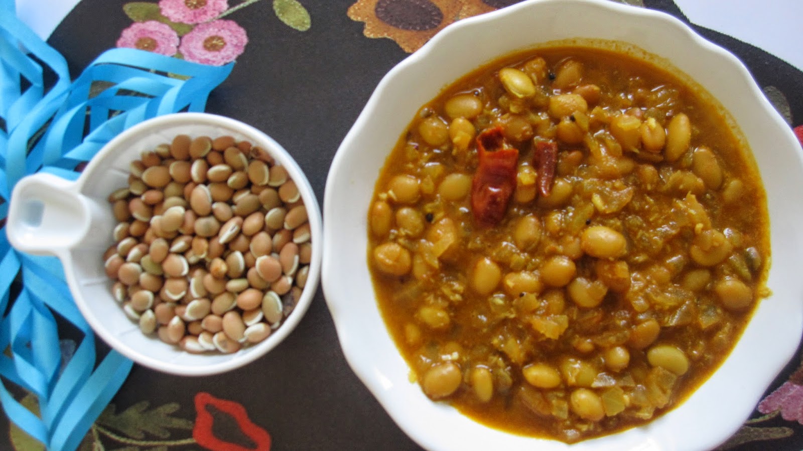 Mom's Goodies Avarai Paruppu Kulambu / Field Beans Curry