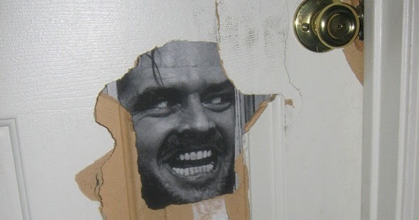 ALGO QUE CONTAR: La puerta del baño ya está reparada y decorada