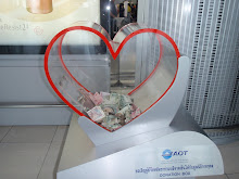 Pengeinnsamlerhjerte på Bangkok flyplass.