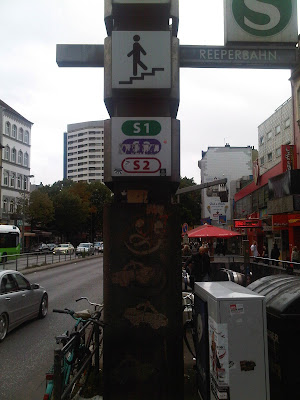 S-Bahn-Schild mit Grafitti S-Bahn-Schild mit Grafitti