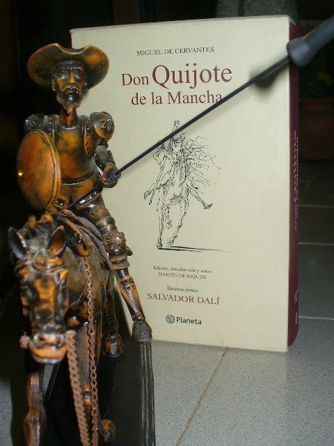 El ingenioso hidalgo Don Quijote de la Mancha, en novela y en una estatuilla con Rocinante