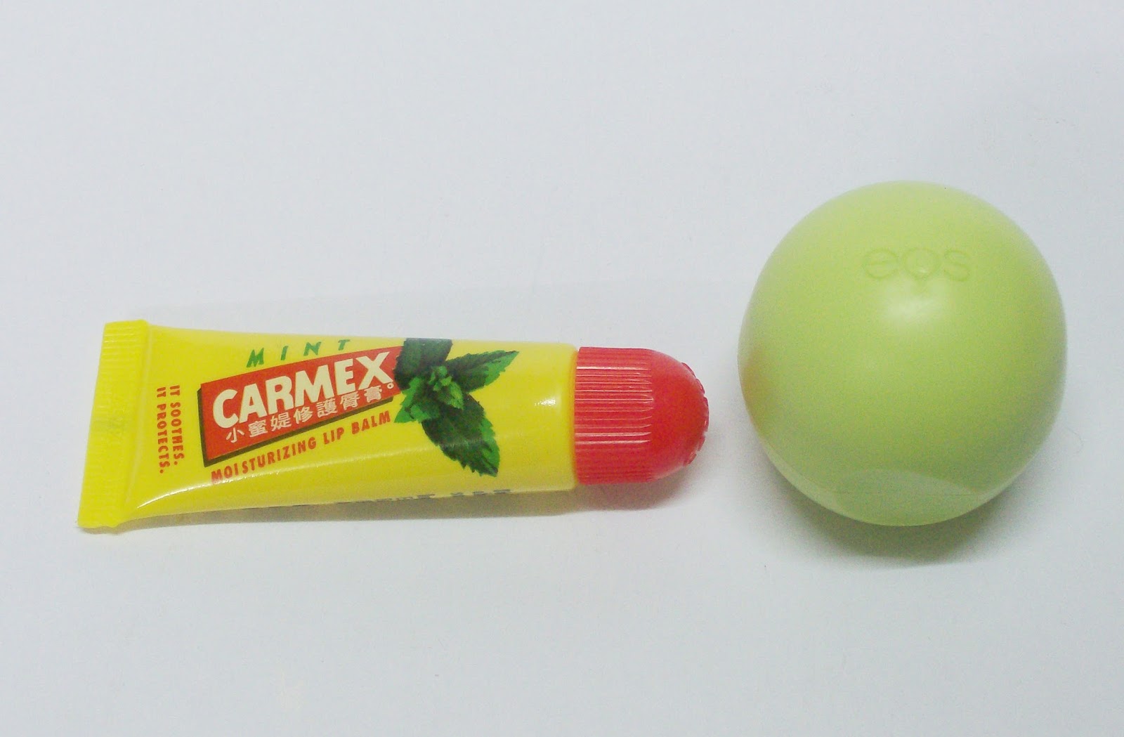 Coral Red lipstick Lip balm Comparación EOS Carmex Mint