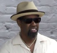 Denzel Washington has been spotted on the set of 2 Guns.