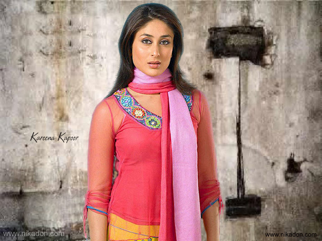 http://3.bp.blogspot.com/-B4pmxhoFYu8/UKvyUwqZSqI/AAAAAAAAAFI/bQ56LYyW4W0/s1600/Kareena-Kapoor-Latest-Wallpapers-2013-4.jpg