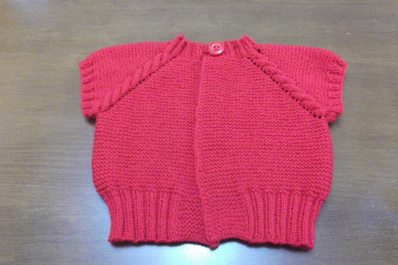 DİLMEN�İN ÖRGÜ BAHÇESİ KIRMIZI ROBADAN BEBEK YELEĞİ